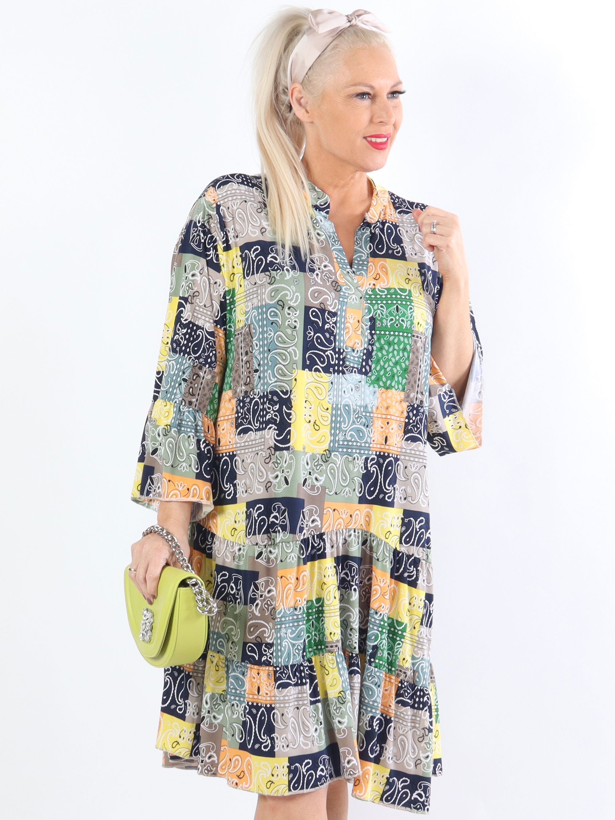 Pauline Paisley - Plus size klänning med v-ringning och liten volang kjol